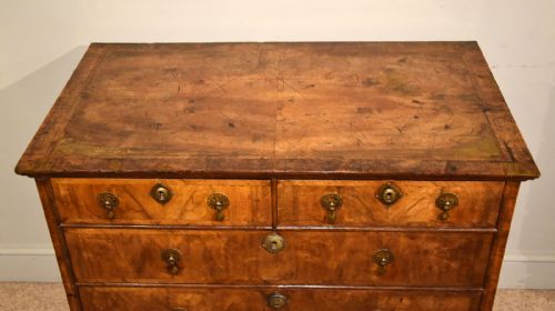 GEORGE I WALNUT CHEST OF DRAWERS - ADDITIONAL PHOTO 3