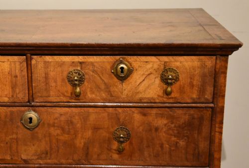 GEORGE I WALNUT CHEST OF DRAWERS - ADDITIONAL PHOTO 7
