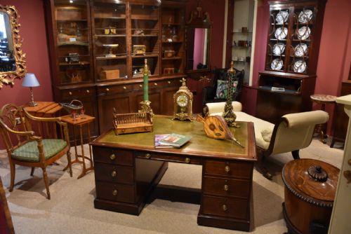 GEORGE III 18TH CENTURY 'PLUM PUDDING' MAHOGANY PARTNER'S DESK - ADDITIONAL PHOTO 2