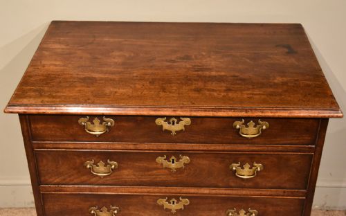 GEORGE III MAHOGANY CHEST OF DRAWERS - ADDITIONAL PHOTO 1