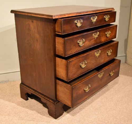 GEORGE III MAHOGANY CHEST OF DRAWERS - ADDITIONAL PHOTO 3