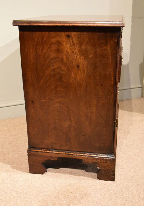 GEORGE III MAHOGANY CHEST OF DRAWERS - ADDITIONAL PHOTO 5