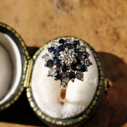 9CT GOLD VINTAGE 1950S SAPPHIRE AND DIAMOND CLUSTER RING - ADDITIONAL PHOTO 1