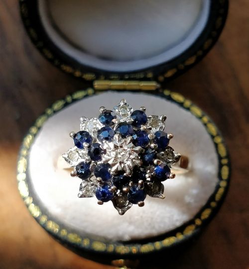 9CT GOLD VINTAGE 1950S SAPPHIRE AND DIAMOND CLUSTER RING - ADDITIONAL PHOTO 2