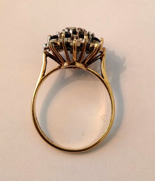 9CT GOLD VINTAGE 1950S SAPPHIRE AND DIAMOND CLUSTER RING - ADDITIONAL PHOTO 3