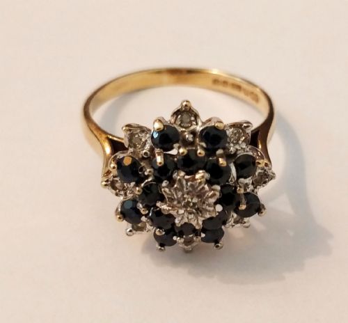 9CT GOLD VINTAGE 1950S SAPPHIRE AND DIAMOND CLUSTER RING - ADDITIONAL PHOTO 4