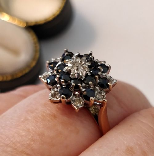 9CT GOLD VINTAGE 1950S SAPPHIRE AND DIAMOND CLUSTER RING - ADDITIONAL PHOTO 6