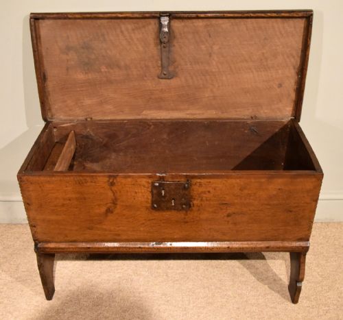 17TH CENTURY OAK COFFER WEAPON CHEST - ADDITIONAL PHOTO 2