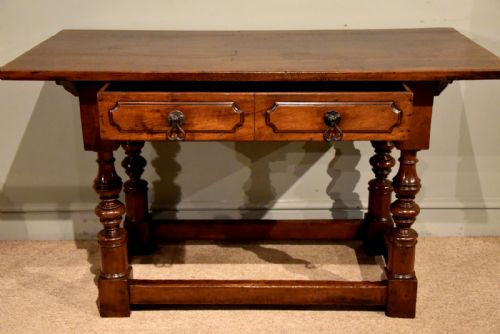early 18th century spanish walnut serving side table - CATEGORY: ANTIQUE TABLES - DATED 18TH CENTURY