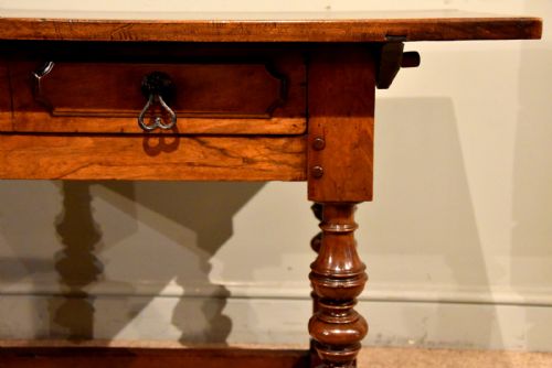 EARLY 18TH CENTURY SPANISH WALNUT SERVING SIDE TABLE - ADDITIONAL PHOTO 4