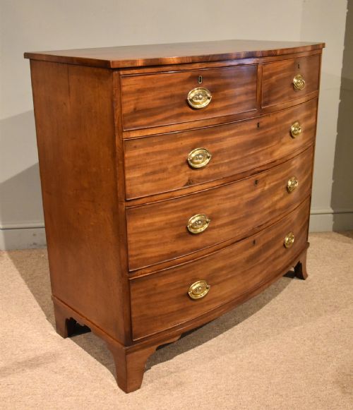 GEORGE III MAHOGANY BOW FRONTED CHEST OF DRAWERS - ADDITIONAL PHOTO 1