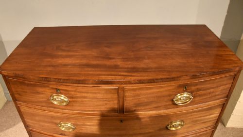 GEORGE III MAHOGANY BOW FRONTED CHEST OF DRAWERS - ADDITIONAL PHOTO 3