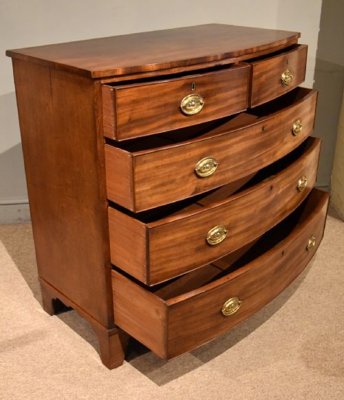 GEORGE III MAHOGANY BOW FRONTED CHEST OF DRAWERS - ADDITIONAL PHOTO 4