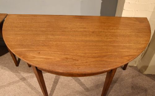18TH CENTURY PAIR OF MAHOGANY CONSOLE TABLES - ADDITIONAL PHOTO 2