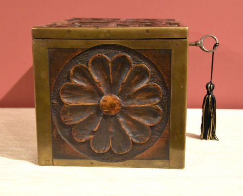 CONTINENTAL 19TH CENTURY CARVED OAK CASKET BOX - ADDITIONAL PHOTO 6