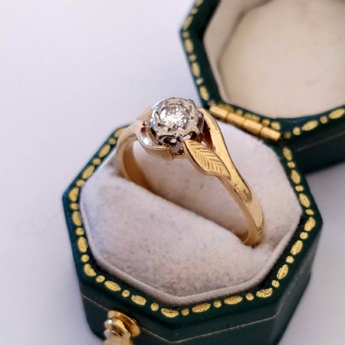 MID 20TH CENTURY 18CT GOLD DIAMOND ENGAGEMENT SOLITAIRE RING SIZE O - ADDITIONAL PHOTO 2