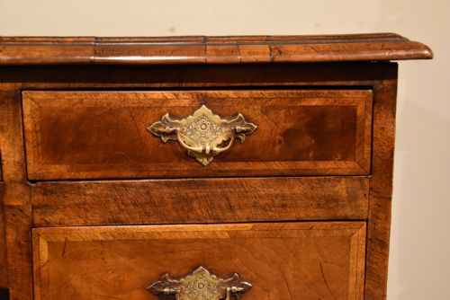 QUEEN ANNE STYLE WALNUT KNEEHOLE DESK - ADDITIONAL PHOTO 7