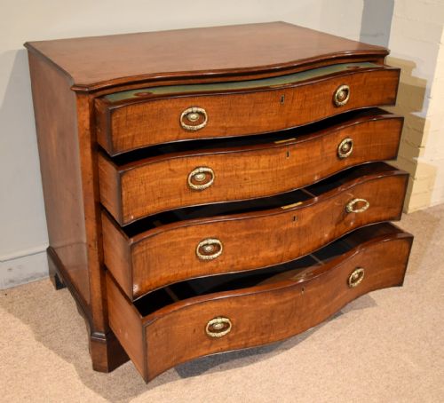 GEORGE III SERPENTINE MAHOGANY CHEST OF DRAWERS - ADDITIONAL PHOTO 2