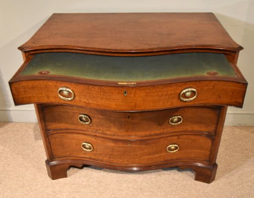 GEORGE III SERPENTINE MAHOGANY CHEST OF DRAWERS - ADDITIONAL PHOTO 3