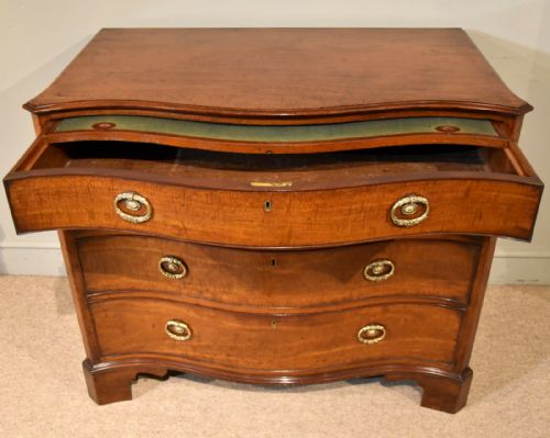 GEORGE III SERPENTINE MAHOGANY CHEST OF DRAWERS - ADDITIONAL PHOTO 4