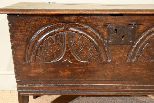17TH CENTURY OAK SIX PLANK COFFER - ADDITIONAL PHOTO 4