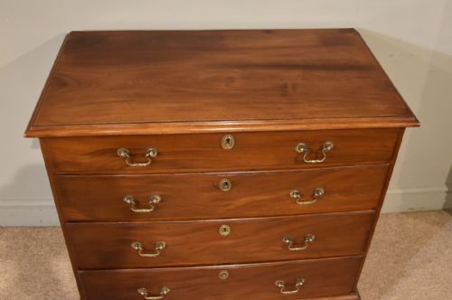 GEORGE III MAHOGANY CHEST OF DRAWERS - ADDITIONAL PHOTO 2