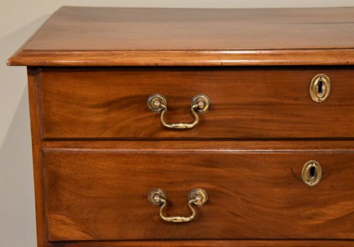 GEORGE III MAHOGANY CHEST OF DRAWERS - ADDITIONAL PHOTO 3