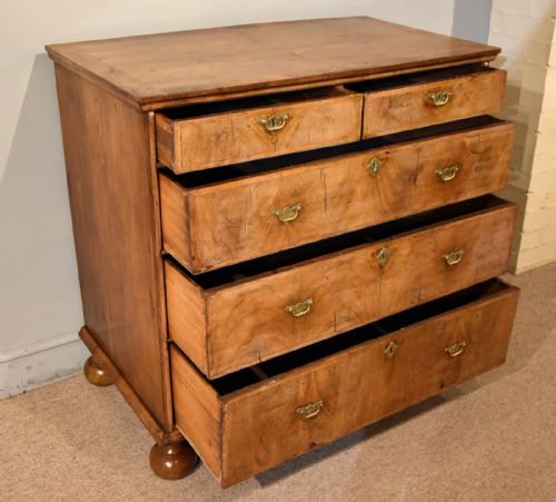 17TH CENTURY VENEERED WALNUT CHEST OF DRAWERS - ADDITIONAL PHOTO 3