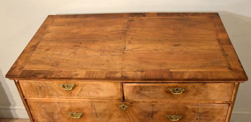 17TH CENTURY VENEERED WALNUT CHEST OF DRAWERS - ADDITIONAL PHOTO 5