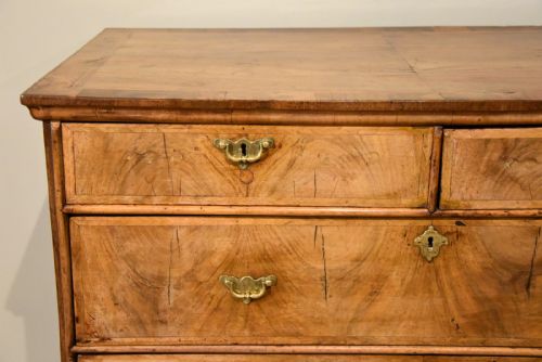 17TH CENTURY VENEERED WALNUT CHEST OF DRAWERS - ADDITIONAL PHOTO 6
