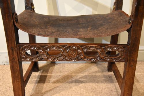 17TH CENTURY SPANISH WALNUT LEATHER ARMCHAIR - ADDITIONAL PHOTO 1