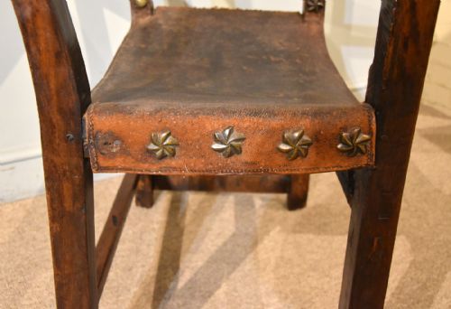 17TH CENTURY SPANISH WALNUT LEATHER ARMCHAIR - ADDITIONAL PHOTO 6