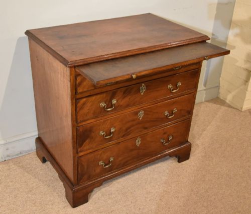 SMALL GEORGE III MAHOGANY CHEST OF DRAWERS - ADDITIONAL PHOTO 2