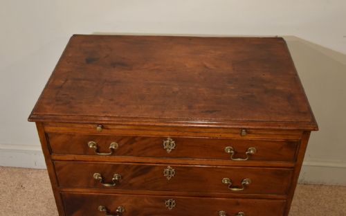 SMALL GEORGE III MAHOGANY CHEST OF DRAWERS - ADDITIONAL PHOTO 3