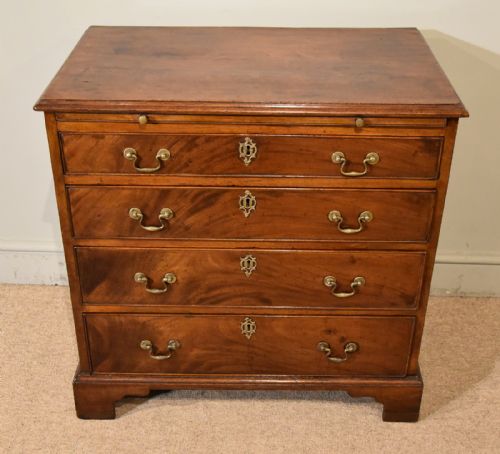 SMALL GEORGE III MAHOGANY CHEST OF DRAWERS - ADDITIONAL PHOTO 4