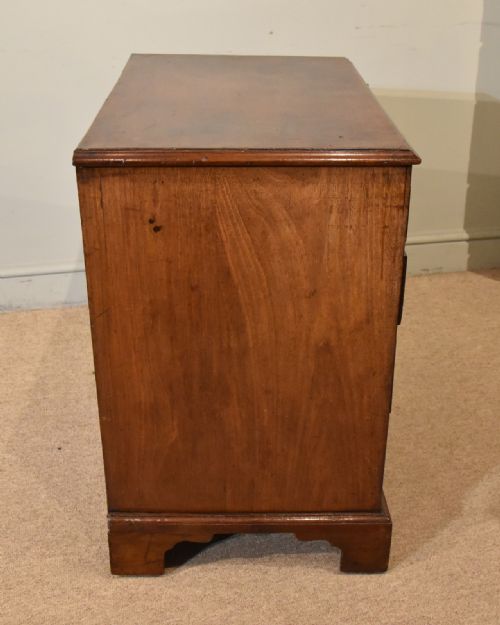 SMALL GEORGE III MAHOGANY CHEST OF DRAWERS - ADDITIONAL PHOTO 5
