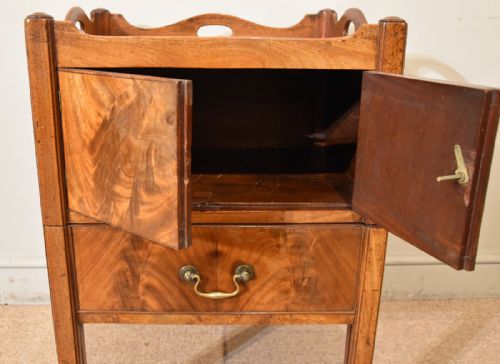 18TH CENTURY MAHOGANY BEDSIDE CUPBOARD COMMODE - ADDITIONAL PHOTO 3