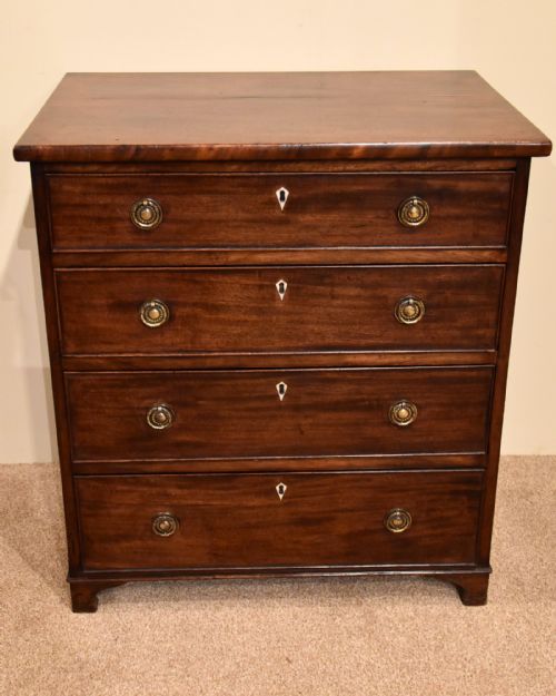 georgian mahogany small chest of drawers - CATEGORY: ANTIQUE CHEST OF DRAWERS - DATED GEORGIAN