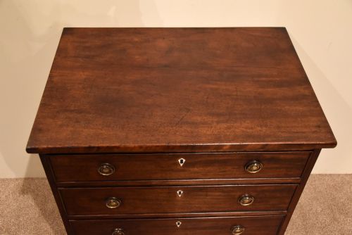 GEORGIAN MAHOGANY SMALL CHEST OF DRAWERS - ADDITIONAL PHOTO 1