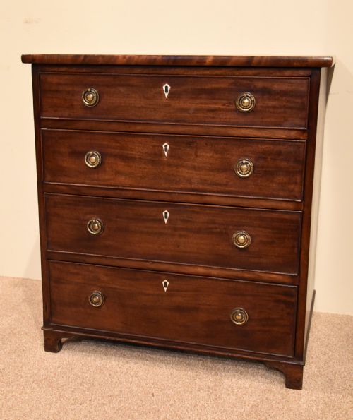 GEORGIAN MAHOGANY SMALL CHEST OF DRAWERS - ADDITIONAL PHOTO 2