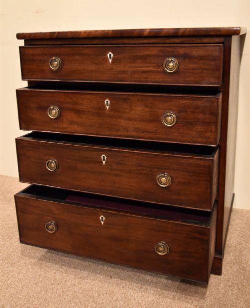 GEORGIAN MAHOGANY SMALL CHEST OF DRAWERS - ADDITIONAL PHOTO 3