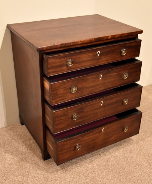 GEORGIAN MAHOGANY SMALL CHEST OF DRAWERS - ADDITIONAL PHOTO 4