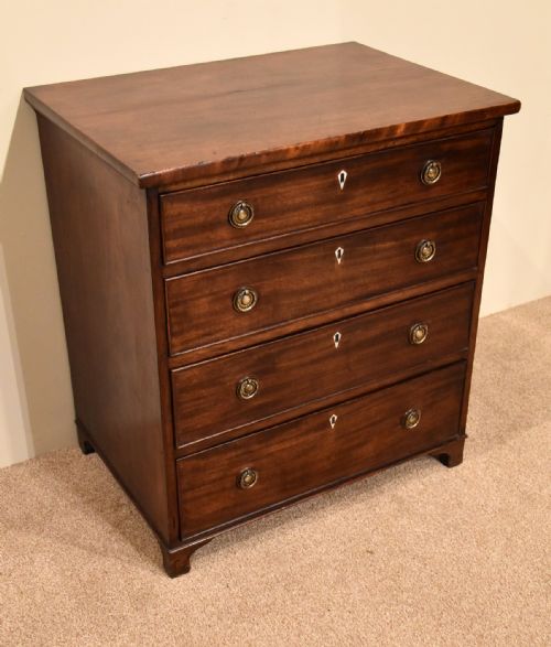 GEORGIAN MAHOGANY SMALL CHEST OF DRAWERS - ADDITIONAL PHOTO 5