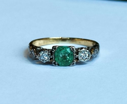 art deco 18ct gold emerald and diamond trilogy ring - CATEGORY: ANTIQUE JEWELLERY - DATED 1920