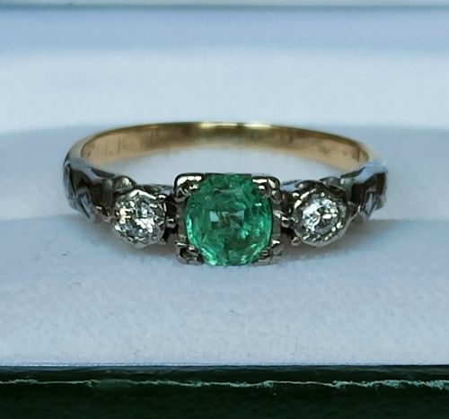 ART DECO 18CT GOLD EMERALD AND DIAMOND TRILOGY RING - ADDITIONAL PHOTO 1