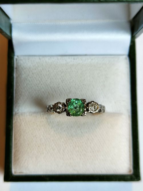 ART DECO 18CT GOLD EMERALD AND DIAMOND TRILOGY RING - ADDITIONAL PHOTO 2