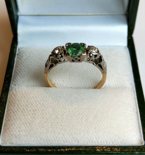 ART DECO 18CT GOLD EMERALD AND DIAMOND TRILOGY RING - ADDITIONAL PHOTO 3