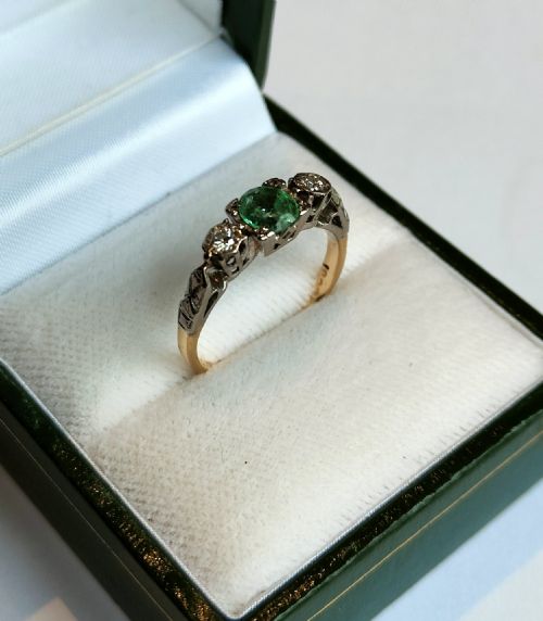 ART DECO 18CT GOLD EMERALD AND DIAMOND TRILOGY RING - ADDITIONAL PHOTO 4