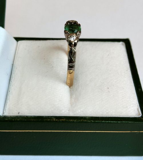 ART DECO 18CT GOLD EMERALD AND DIAMOND TRILOGY RING - ADDITIONAL PHOTO 5
