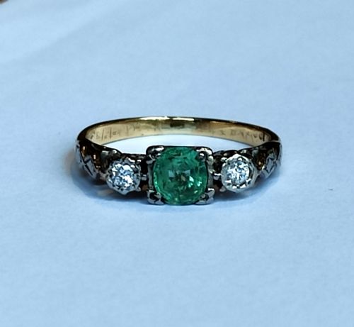 ART DECO 18CT GOLD EMERALD AND DIAMOND TRILOGY RING - ADDITIONAL PHOTO 7